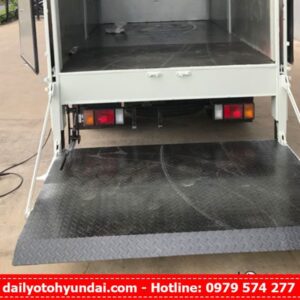 xe-tai-isuzu-qkf-thung-bat-bung-nang-h1-768x672