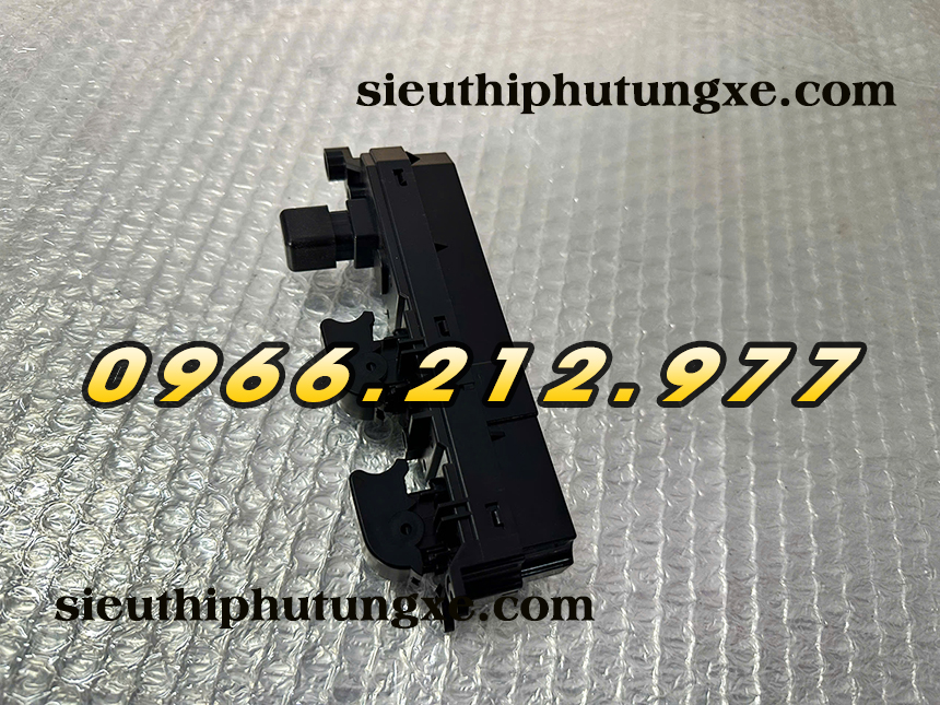 Công tắc bấm kính bên tài xe tải Đô Thành IZ49 IZ65